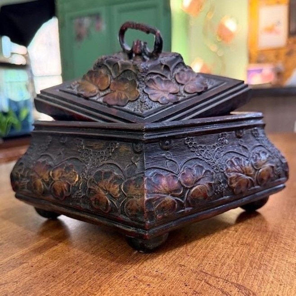 Vintage Ornate Carved Floral Jewelry Box Red Velvet Lined Footed Trinket Chest - Picture 11 of 11